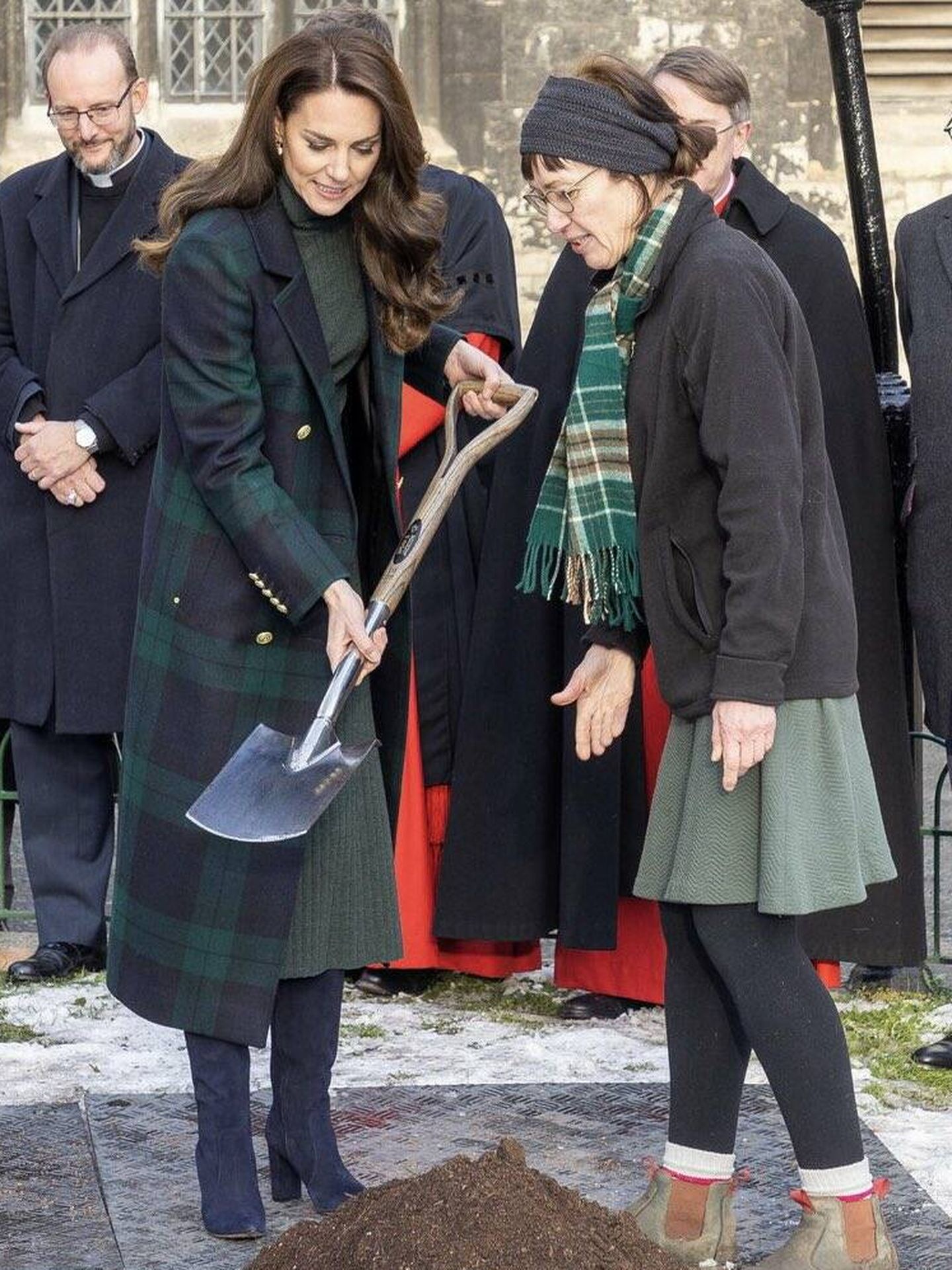 Kate Middleton, plantando el árbol en homenaje a la reina Isabel. (Abadía de Westmister)
