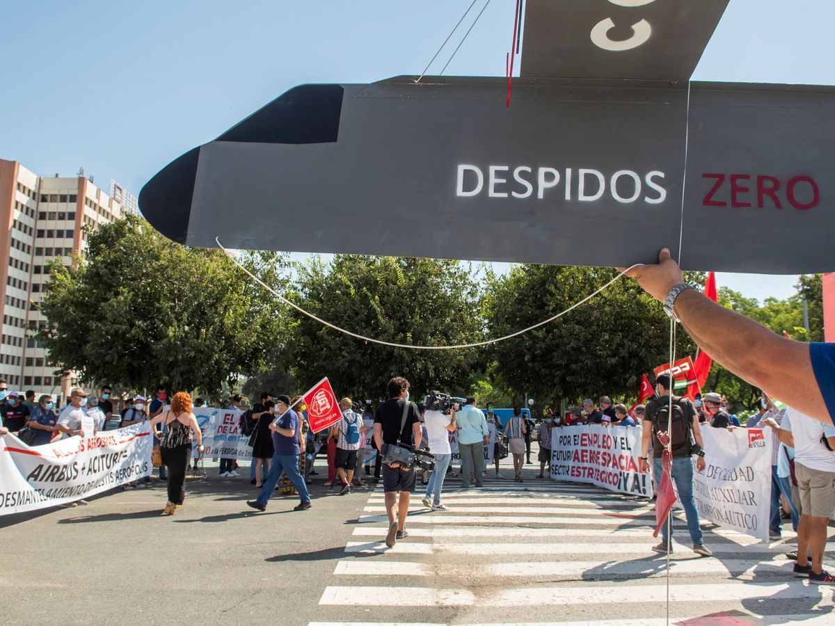 Foto: Manifestación en Sevilla por los despidos de Airbus. (EFE)