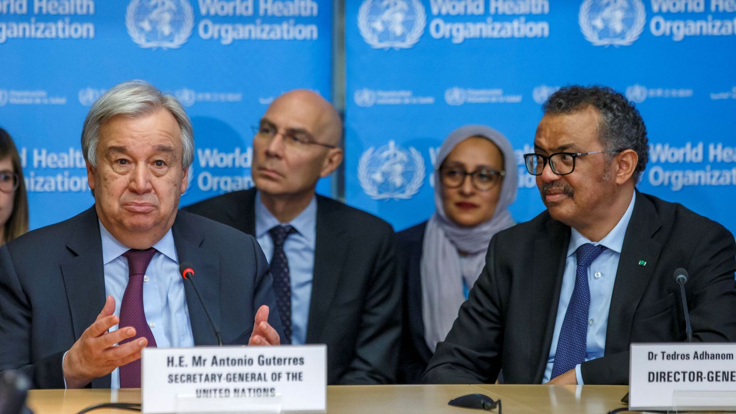 El secretario general de la ONU, António Guterres (izq.), junto al director general de la OMS, Tedros Adhanom Ghebreyesus. (Reuters)