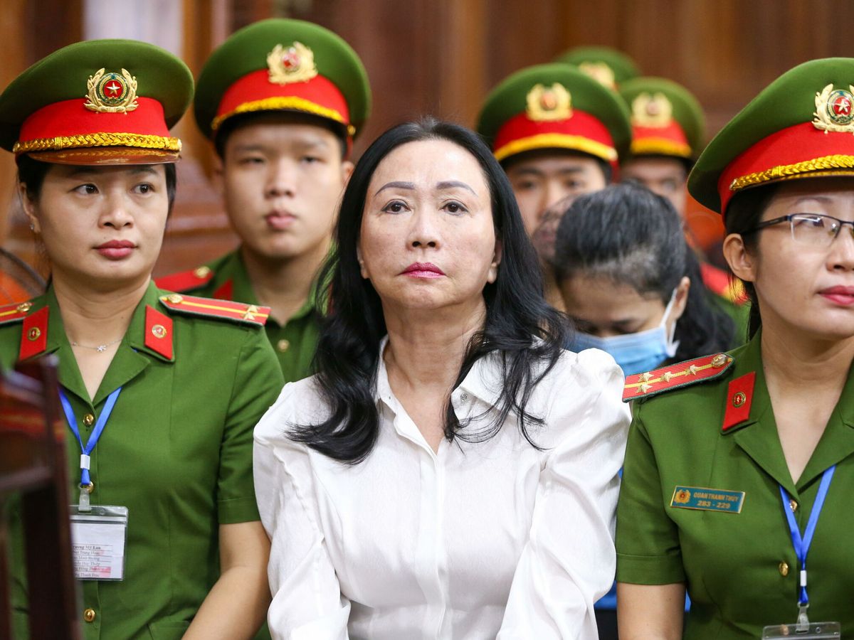 Foto: Truong My Lan (c) junto a miembros de los cuerpos de seguridad de Vietnam. (EFE)