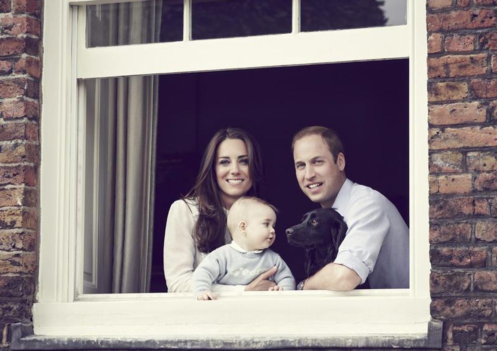 Foto: Fotografía oficial de Kate Middleton y el príncipe Guillermo junto a su hijo (EFE)