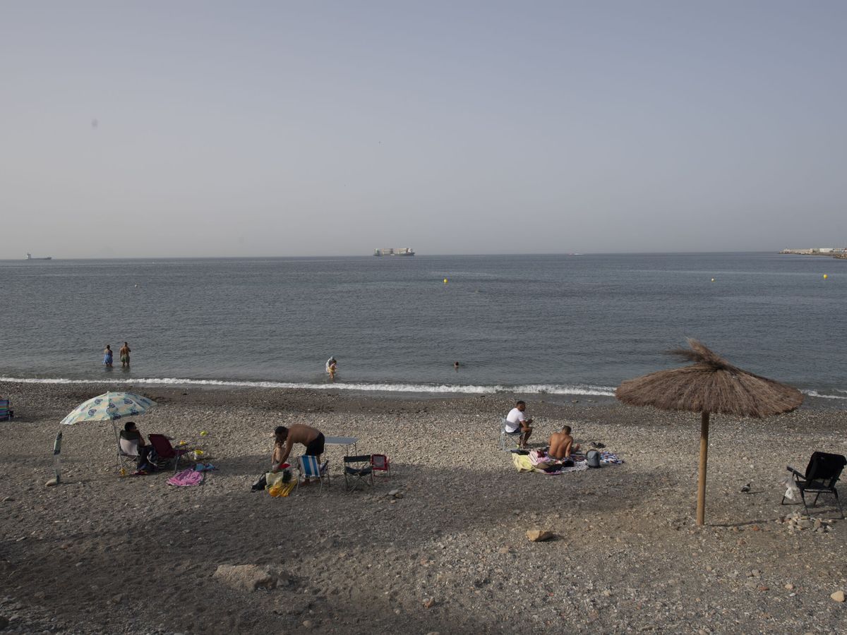 Foto: Vista desde la playa del buque mercante Tony Stark retenido en Ceuta. (Europa Press/Antonio Sempere).