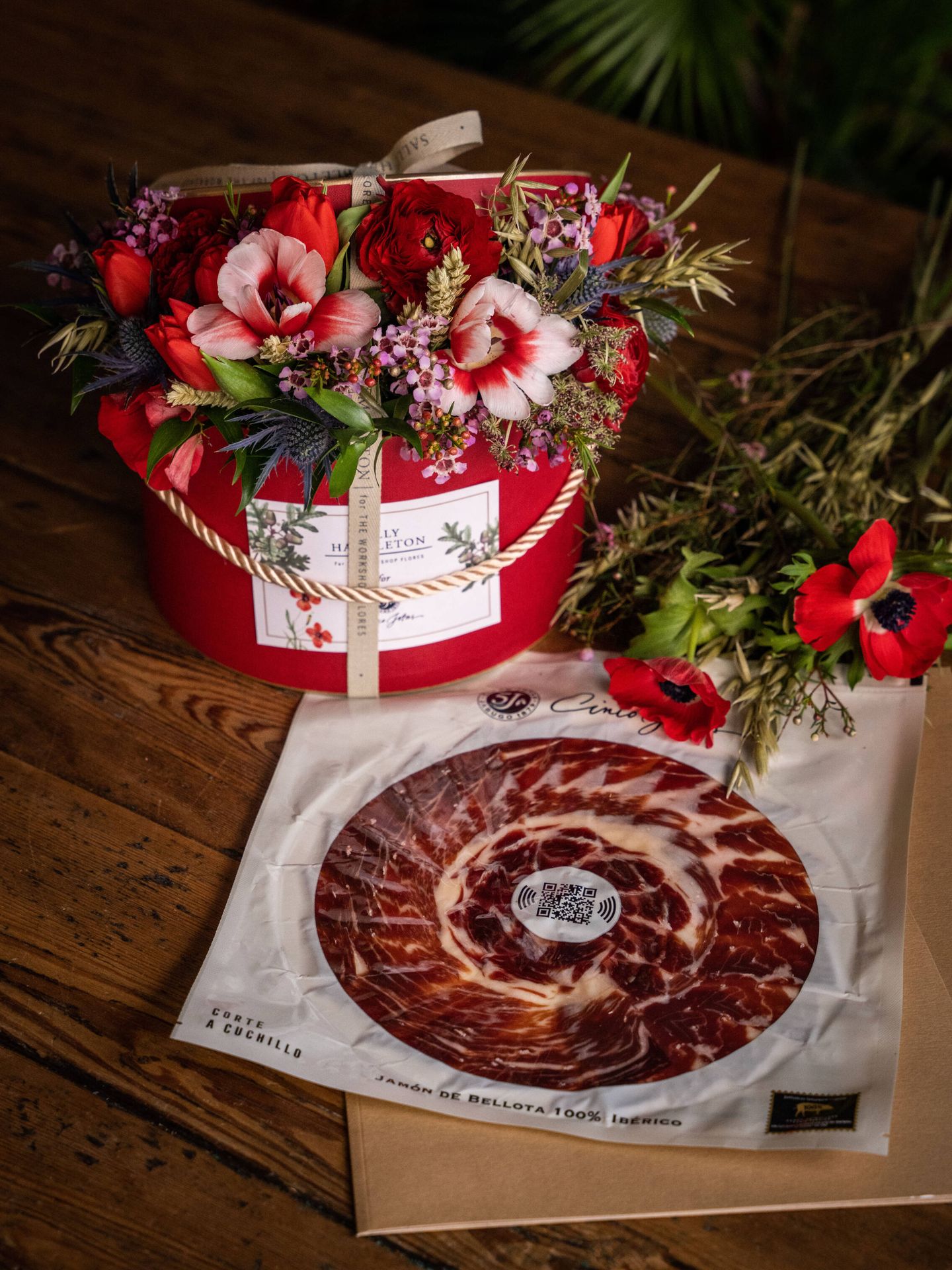 Pack edición limitada San Valentín de jamón de bellota 100% ibérico Cinco Jotas y flores de Sally Hambleton entre 95 y 185 euros. (Cortesía)