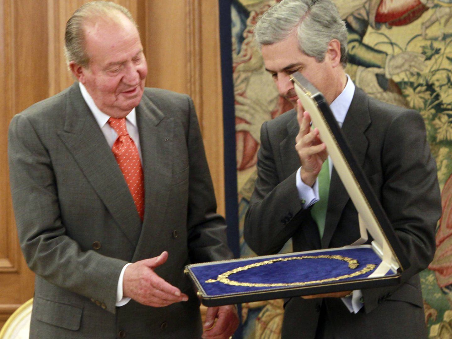 El rey Juan Carlos, con Adolfo Suárez Illana. (EFE)