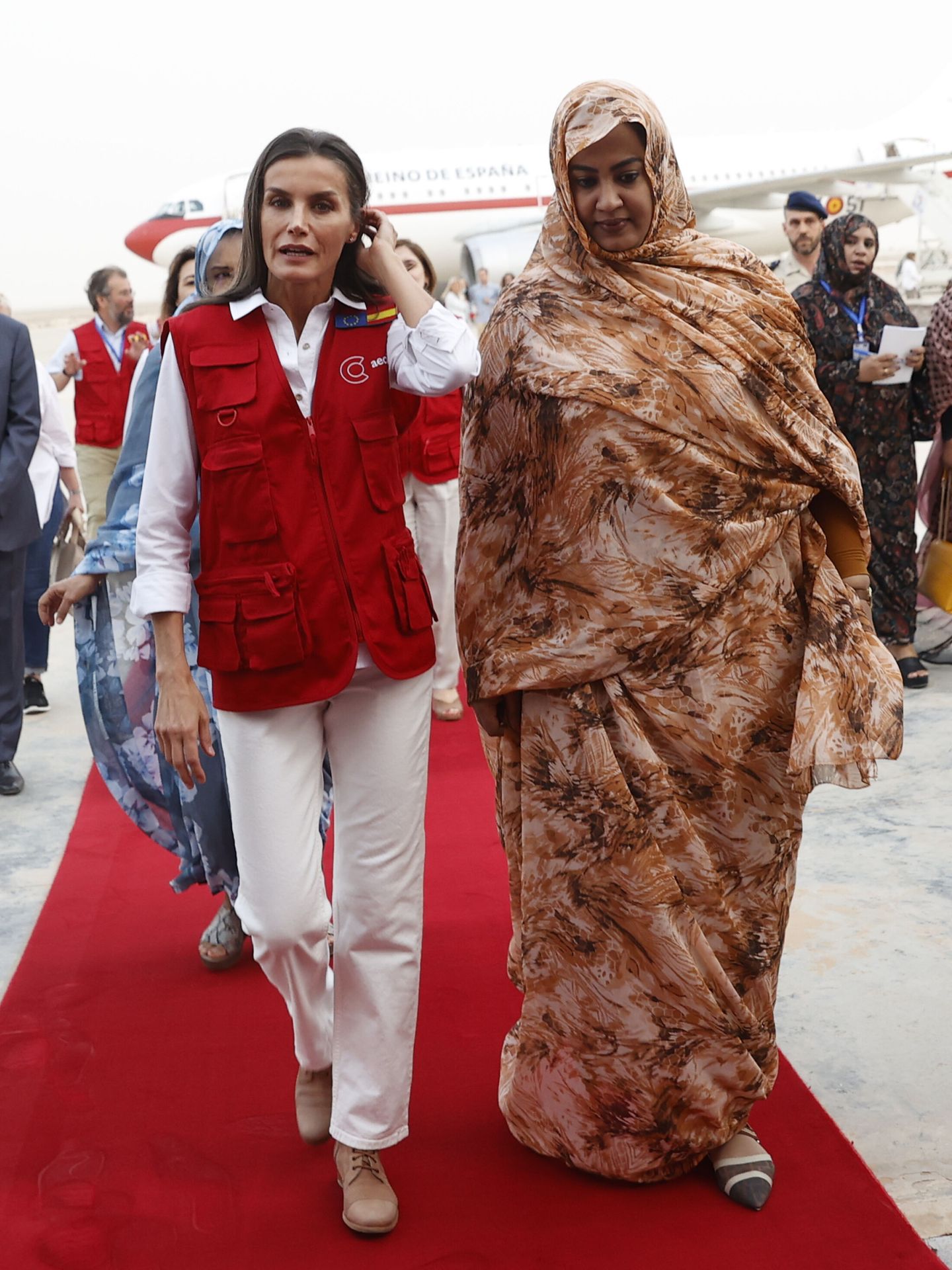 La Reina, a su llegada a Mauritania. (EFE/Chema Moya)