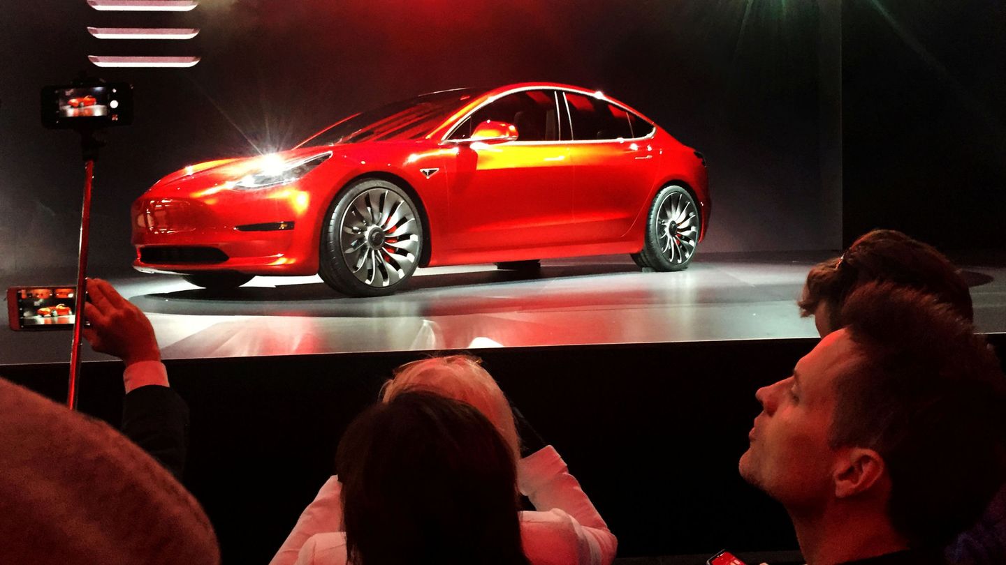 El Model 3, primer coche de Tesla ideado para el mercado 'mainstream' en una presentación en marzo de 2016. (Reuters)