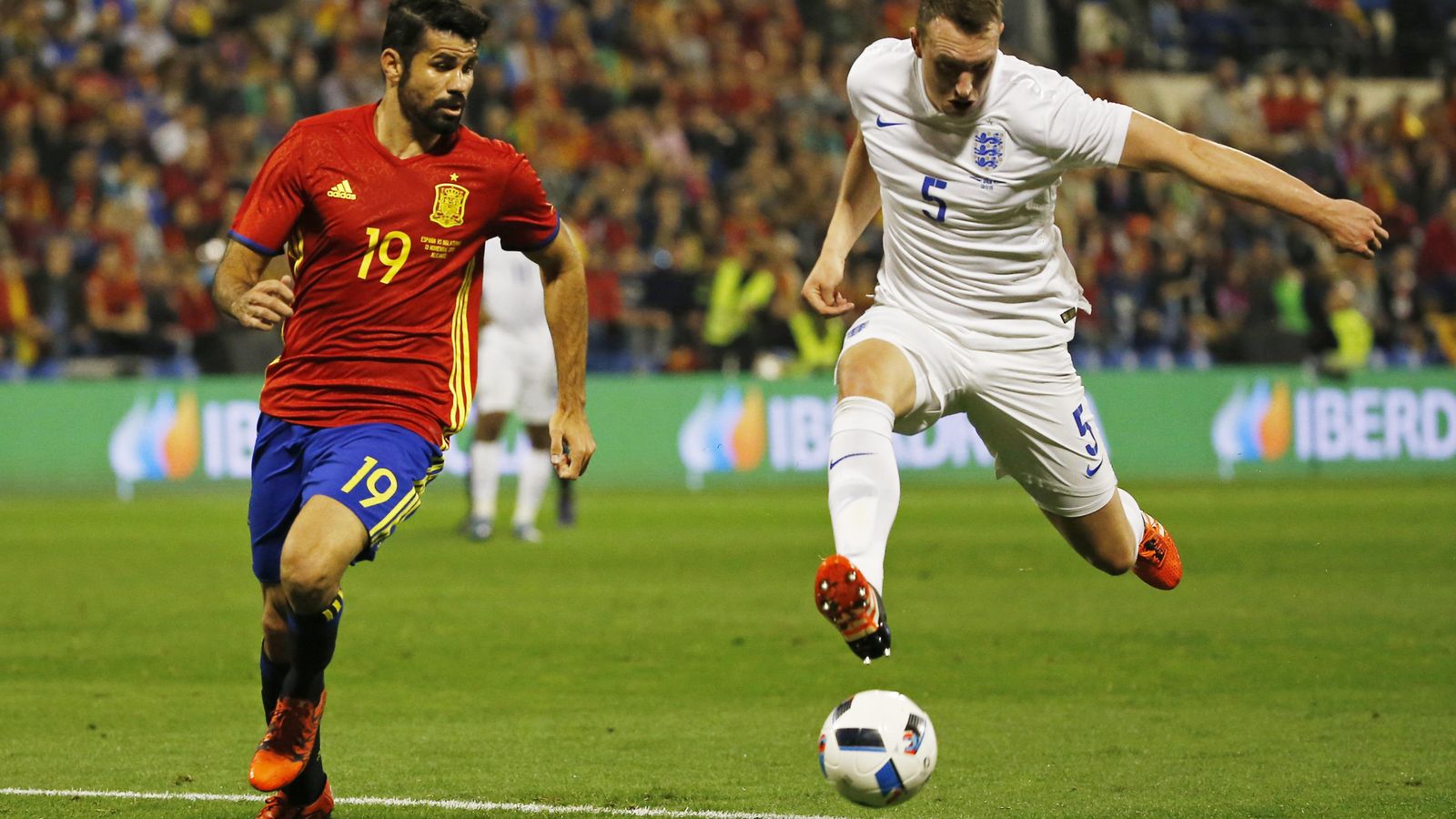 Foto: Diego Costa en acción durante el amistoso que disputaron España a Inglaterra (Reuters)