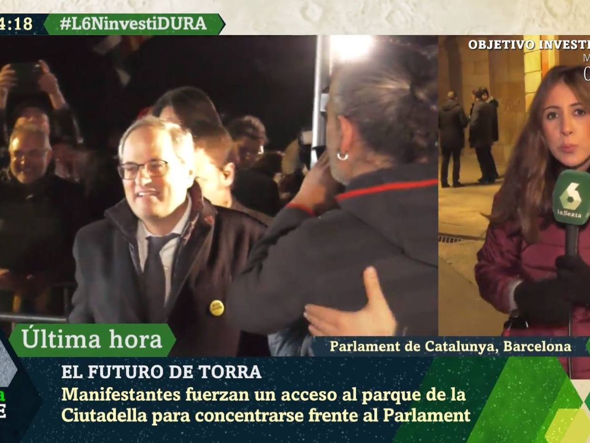 Foto: La reportera Dayana García, a las puertas del Parlament. ('La Sexta noche').