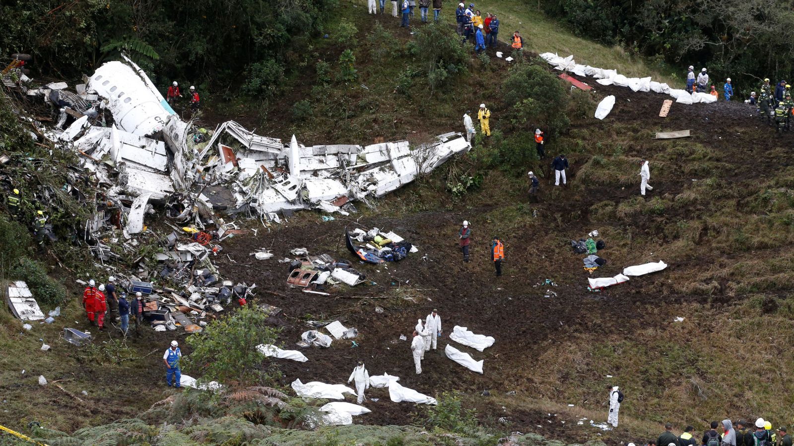 Foto: Así quedó el avión del Chapecoense tras estrellarse muy cerca del aeropuerto de Medellín. (Reuters) 