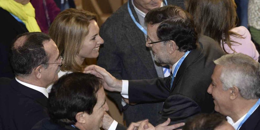Rajoy saluda a Arantza Quiroga. (EFE)
