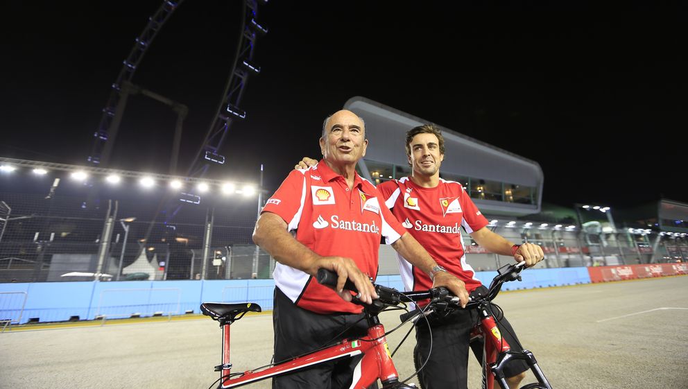 El presidente del Banco Santander, Emilio Botín, y Fernando Alonso en el GP de Singapur de 2012. (Reuters)