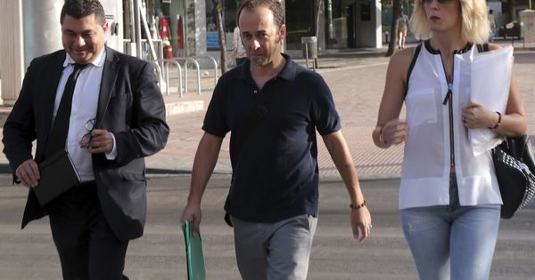 Foto: Francesco Arcuri (c), expareja de Juana Rivas, acompañado de sus abogados. (EFE)