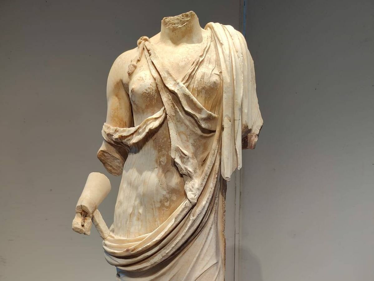 Foto: Detalle de la estatua femenina de mármol de época romana encontrada por investigadores del CSIC. A. PIZZO
