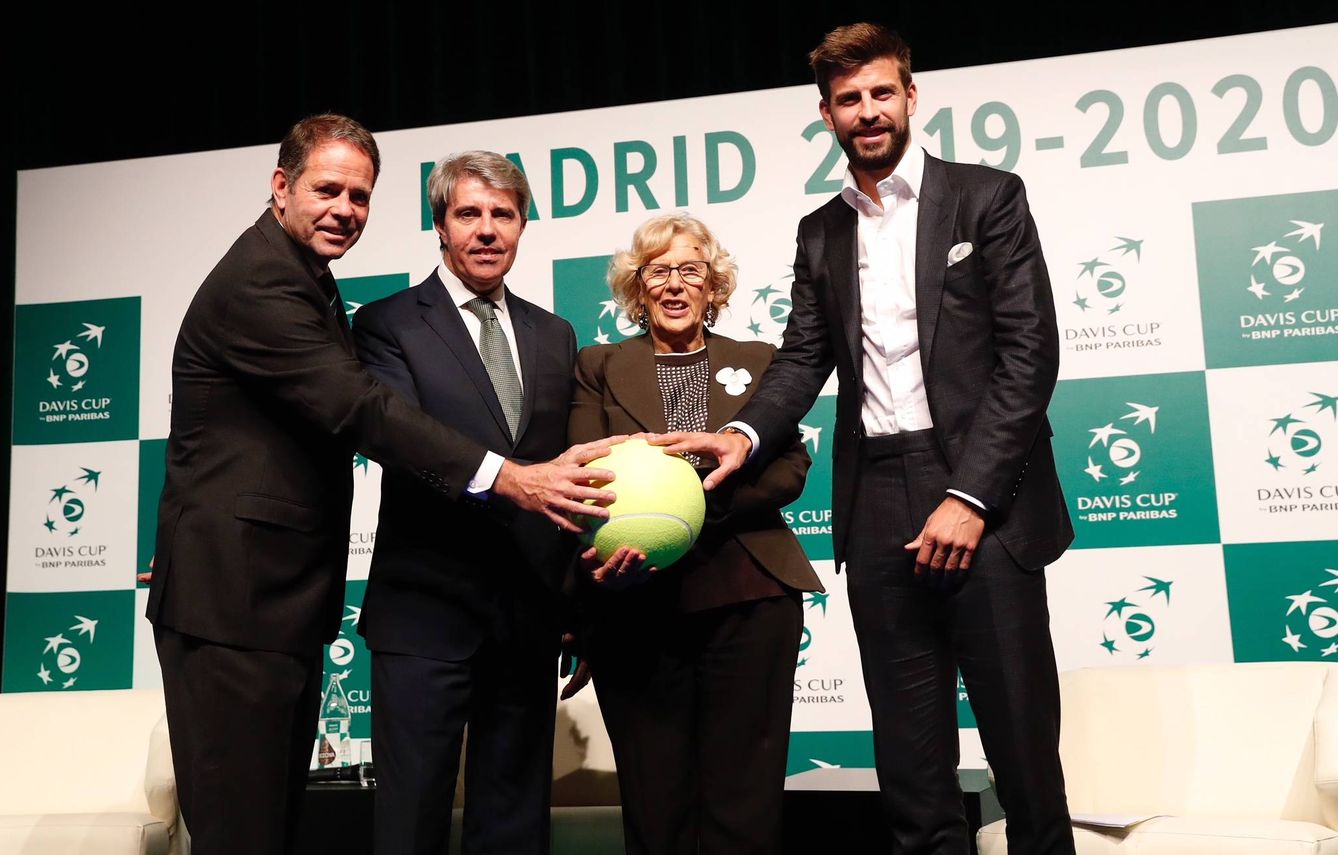 Piqué (d), con la alcaldesa de Madrid, Manuela Carmena, y el presidente madrileño, Ángel Garrido.