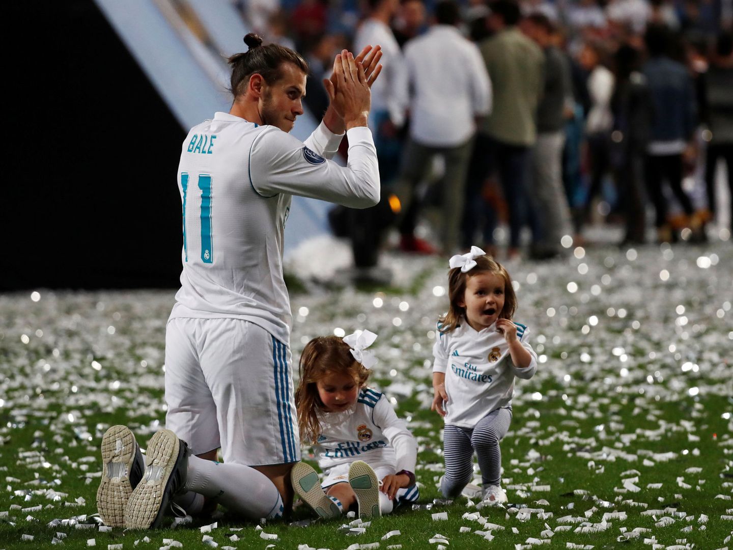 Bale, con sus hijas en el césped del Bernabéu. (EFE)