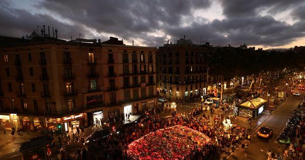 Foto: Homenaje tras el atentado de las Ramblas de Barcelona (REUTERS)