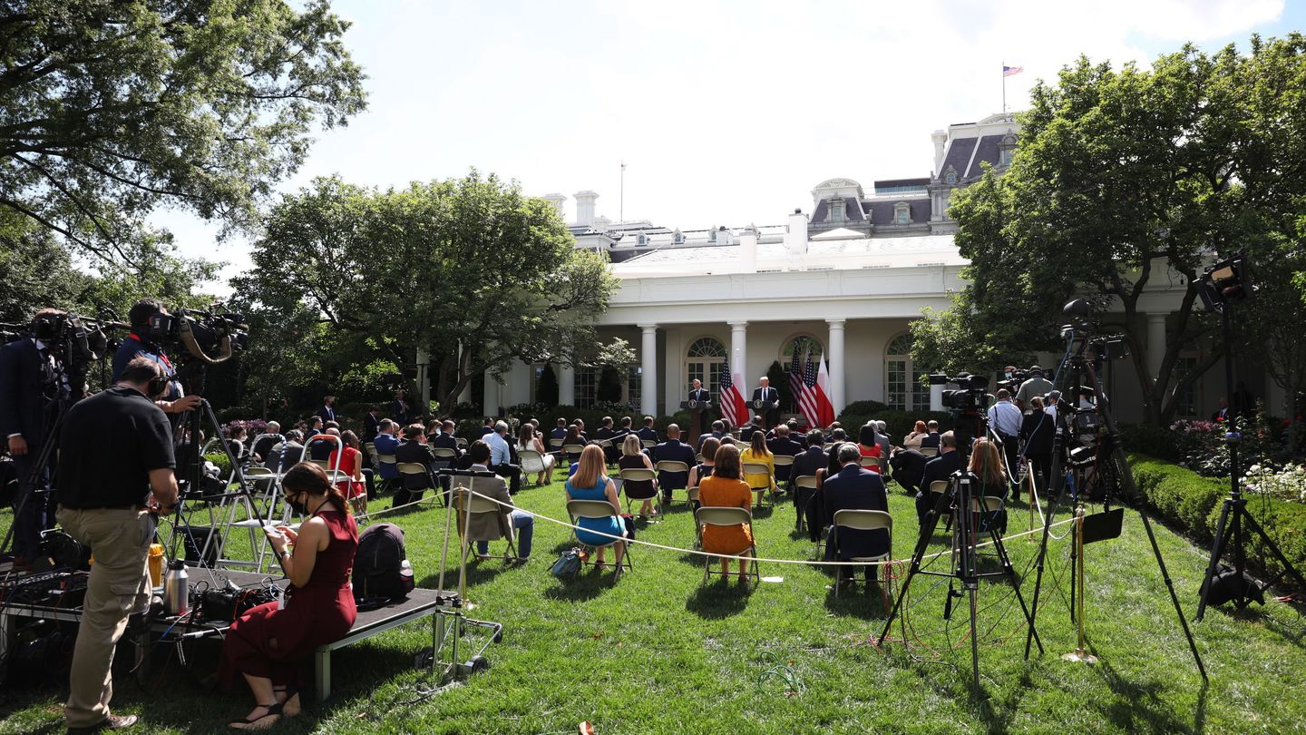 El jardín de rosas de la Casa Blanca suele ser el escenario de numerosas ruedas de prensa. (EFE)
