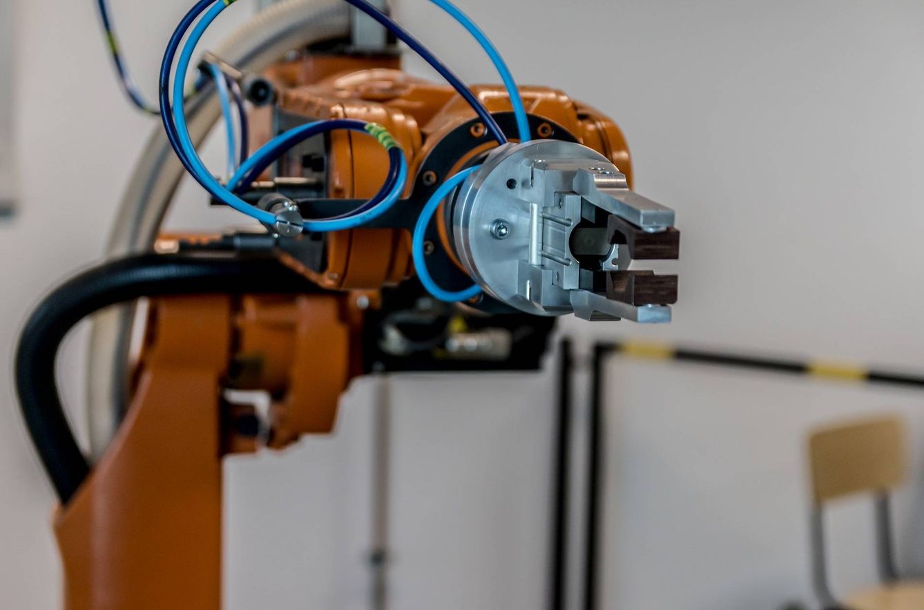 Un brazo robot mecánico. (Pixabay)