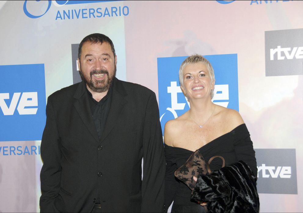 Foto: Jordi Estadella y su mujer Elisa Ruiz posan en el 50 aniversario de TVE en 2006 (I.C.)