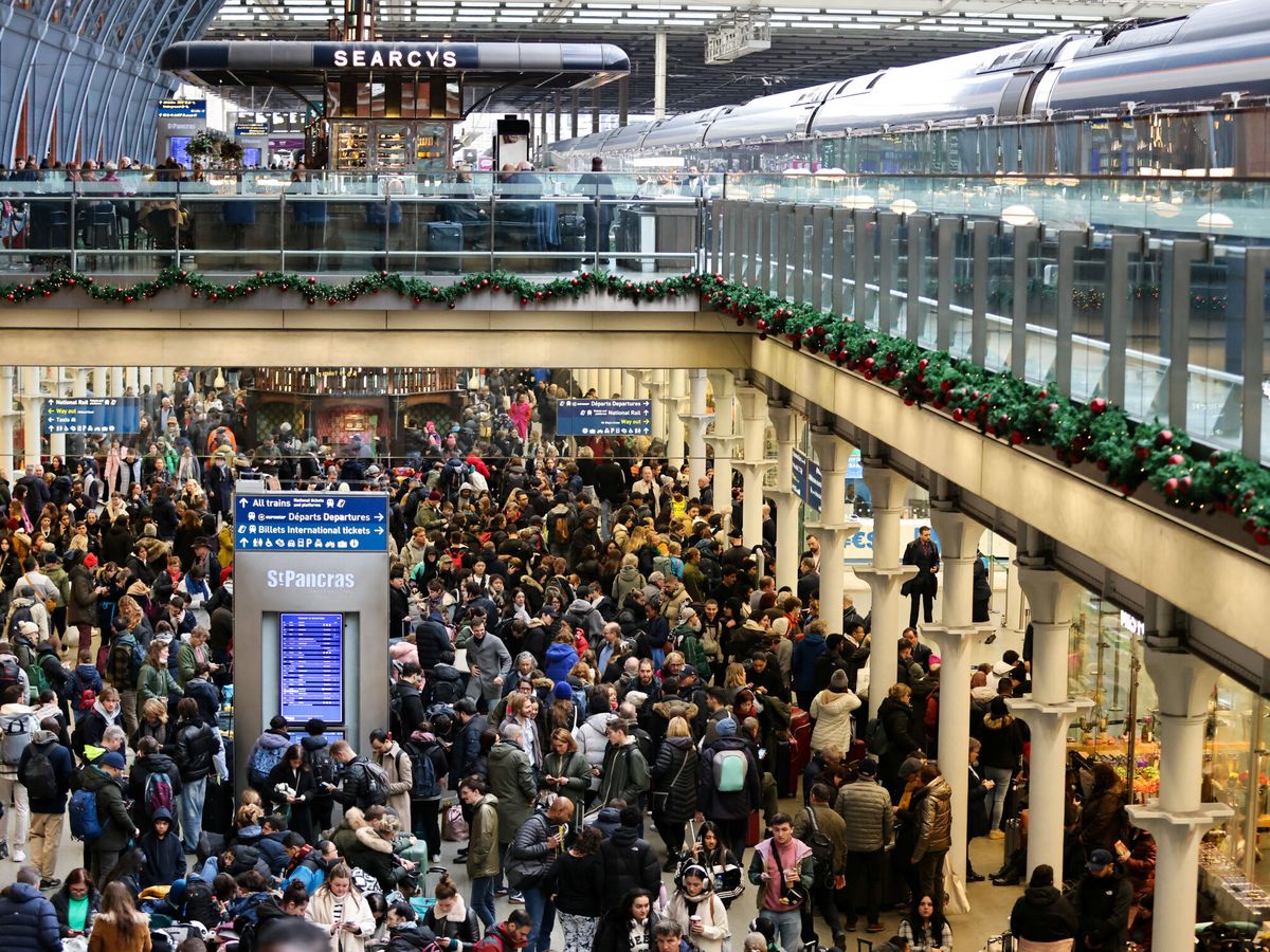 Foto: La estación de Saint Pancras de Londres, colapsada por los viajeros que no han podido desplazarse al continente. (Reuters/Belinda Jiao)