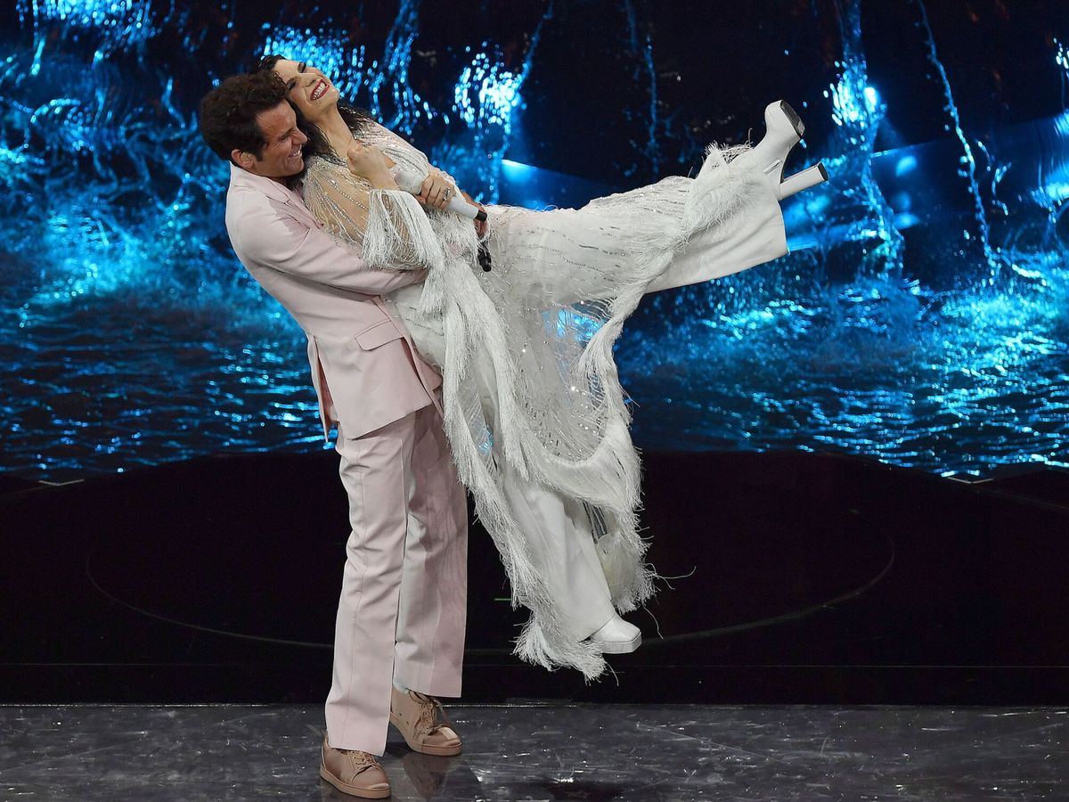 Foto: Abrazo de los presentadores Mika y Laura Pausini durante la segunda semifinal de Eurovisión 2022. (EFE)