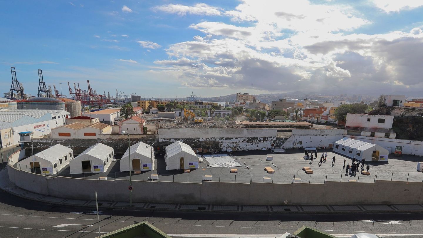 Un campamento provisional para inmigrantes en el antiguo cuartel del Regimiento Canarias 50. EFE  Elvira Urquijo A.