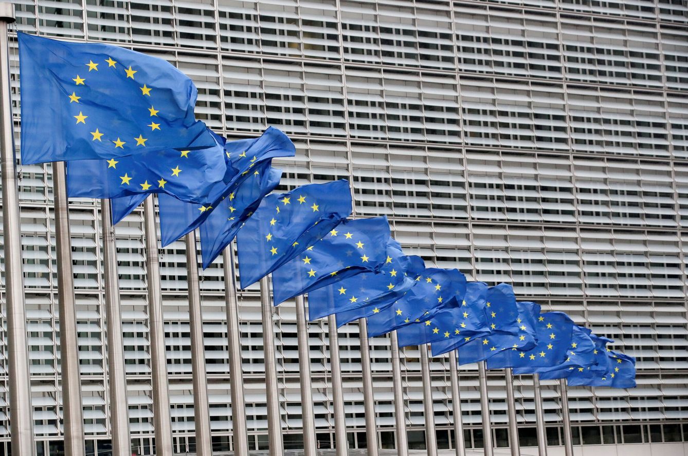 Banderas europeas frente a la Comisión Europea en Bruselas. (Reuters)