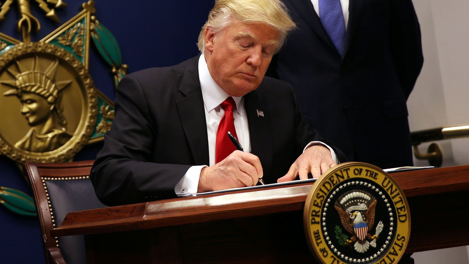 Foto: El presidente de Estados Unidos, Donald Trump, firma una orden ejecutiva en el Pentágono. (Reuters)