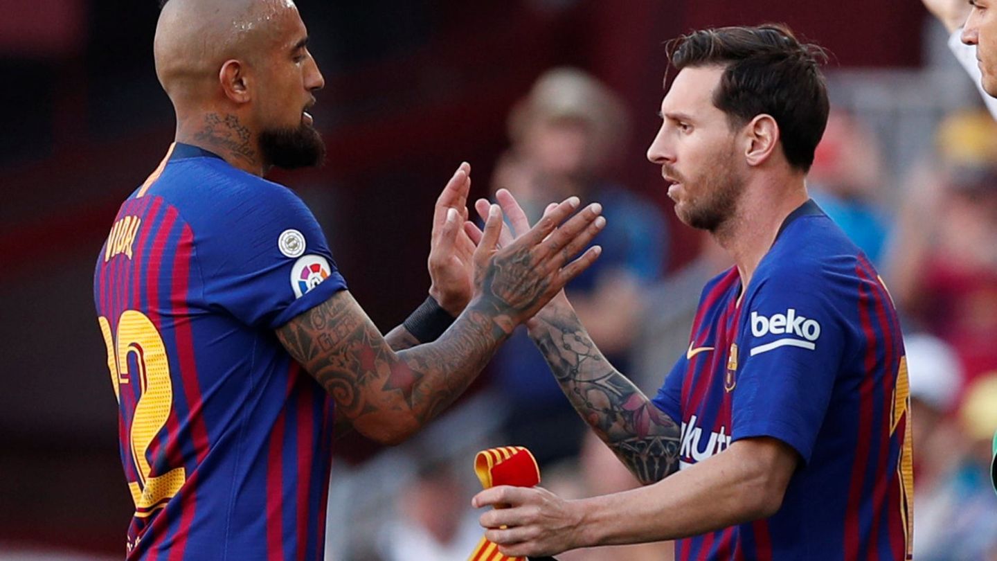 Lionel Messi y Arturo Vidal. (Reuters)