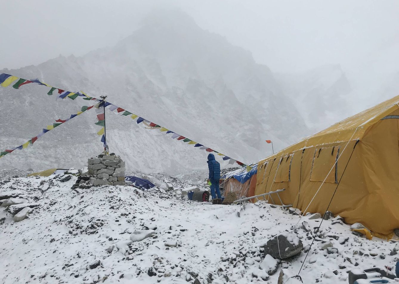 Vista del Campo base del Everest cubierto por la nieve.