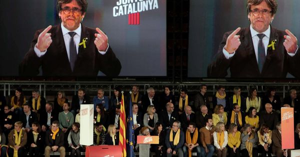 Foto: Intervención por videoconferencia del expresidente de la Generalitat, Carles Puigdemont, en un acto de Junts per Catalunya. (EFE) 