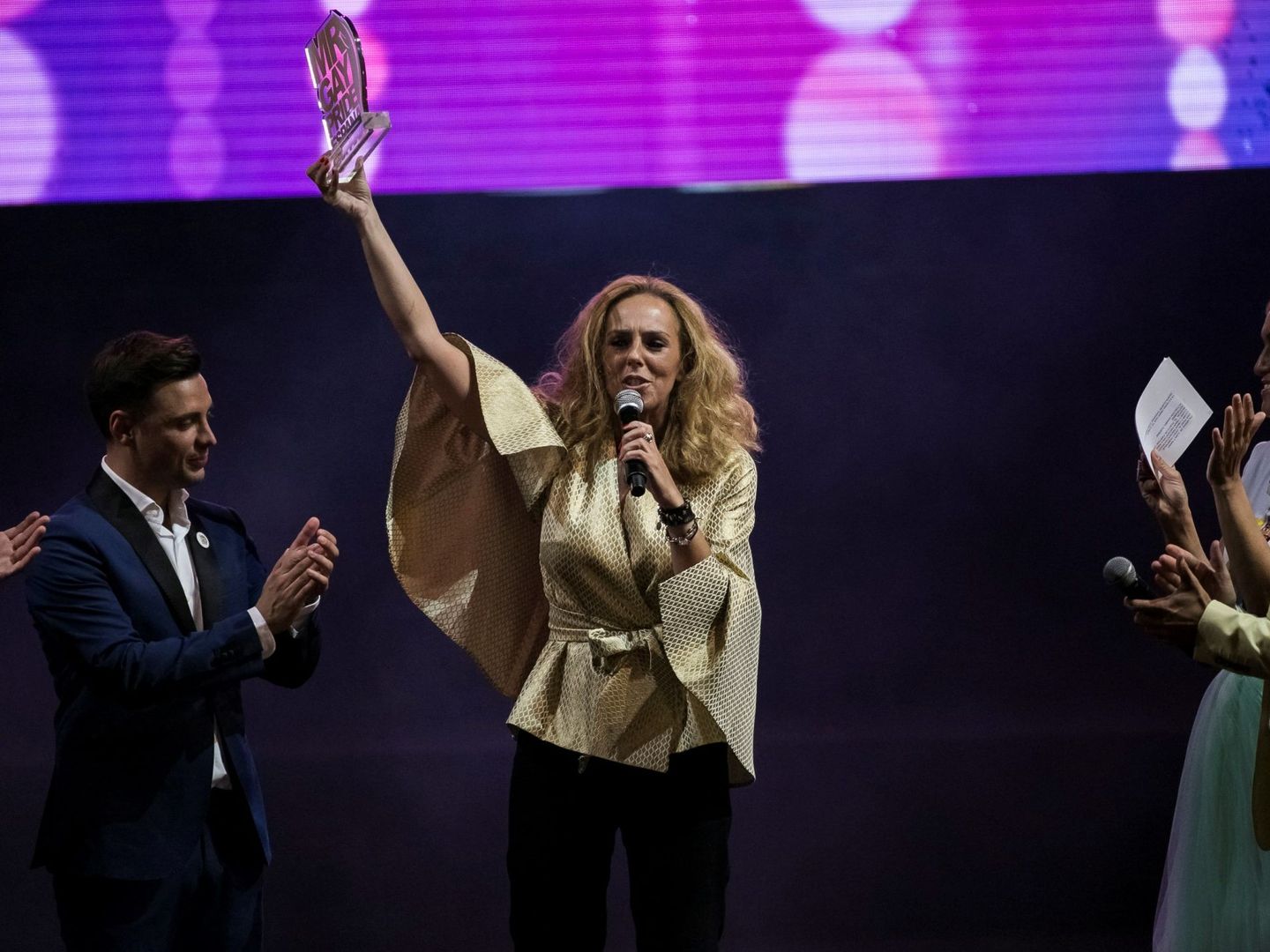 Rocío recogiendo un premio de la comunidad LGTBI en honor a su madre en 2018. (EFE)