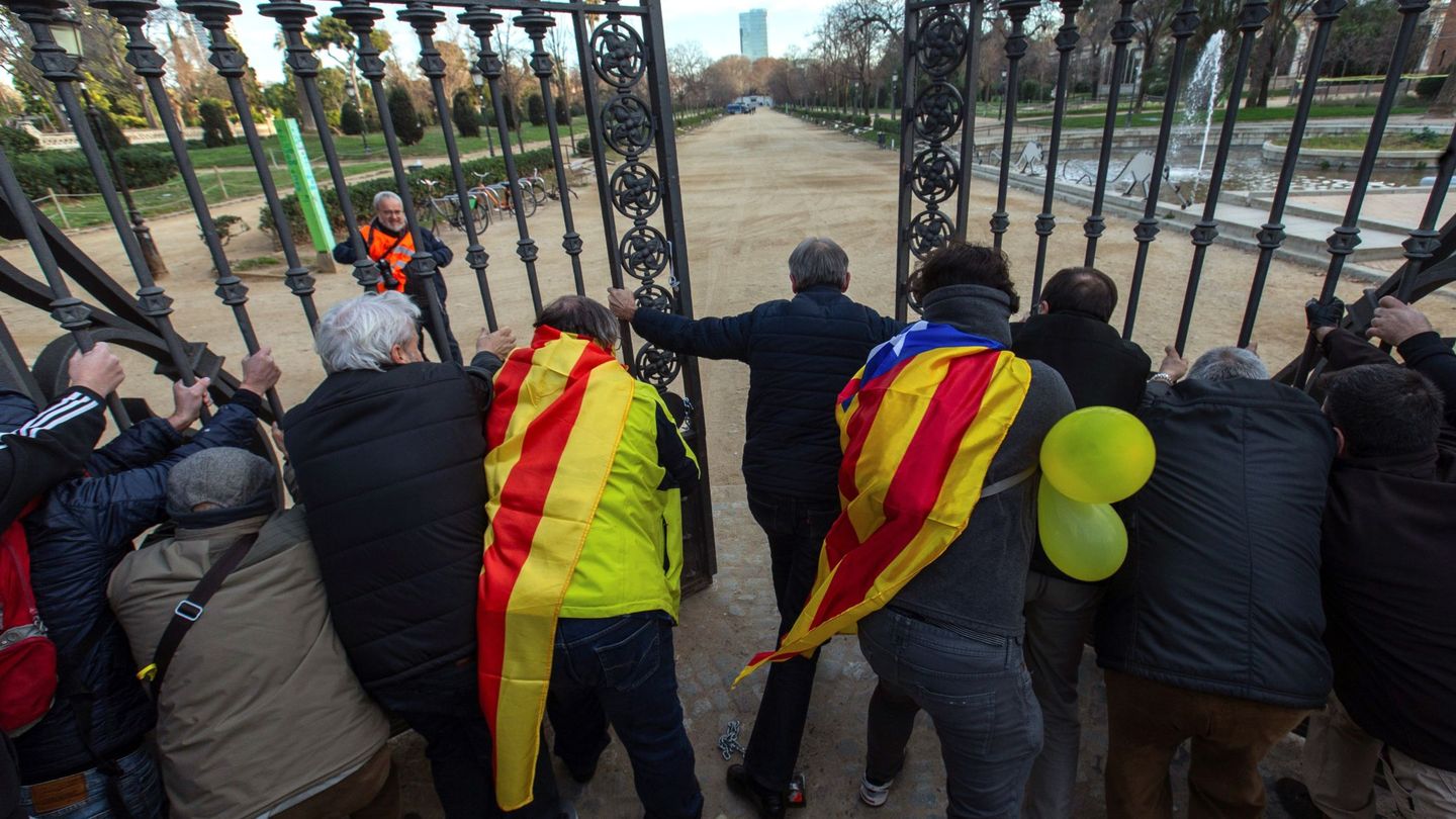 Un grupo de manifestantes ha logrado abrir la verja que rodea el Parlament en el parc de la Ciutadella. (EFE)