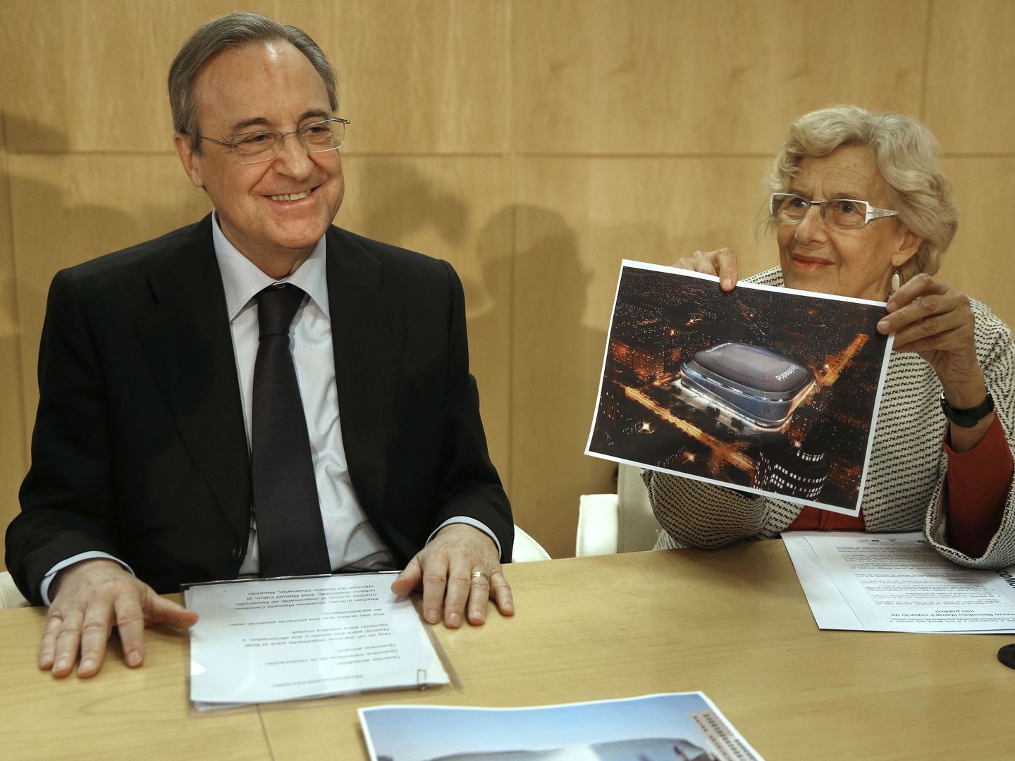 Presentación del nuevo estadio, con la alcaldesa de Madrid. (EFE) 