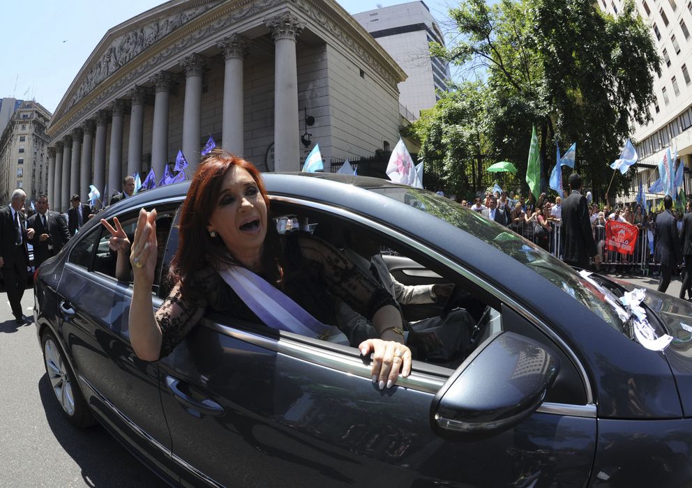 Foto: Cristina Fernández anima a simpatizantes a la salida del Congreso tras jurar su segundo mandato en Buenos Aires. (Reuters)