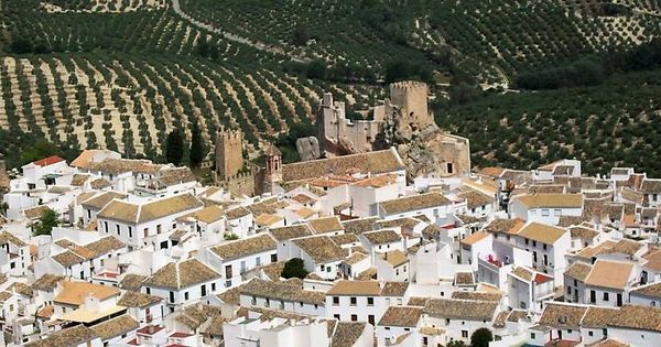 Foto: Zuheros es un pueblo blanco con castillo y entre olivares. (Turismo Ayuntamiento Zuheros)