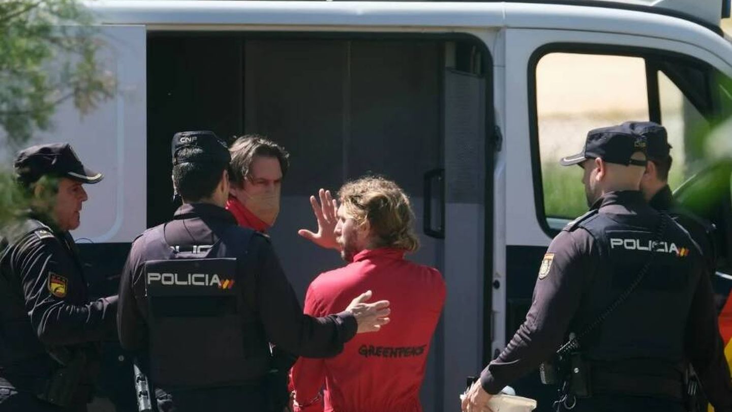 Al menos 14 activistas han sido detenidos. (Greenpeace / Pedro Armestre)