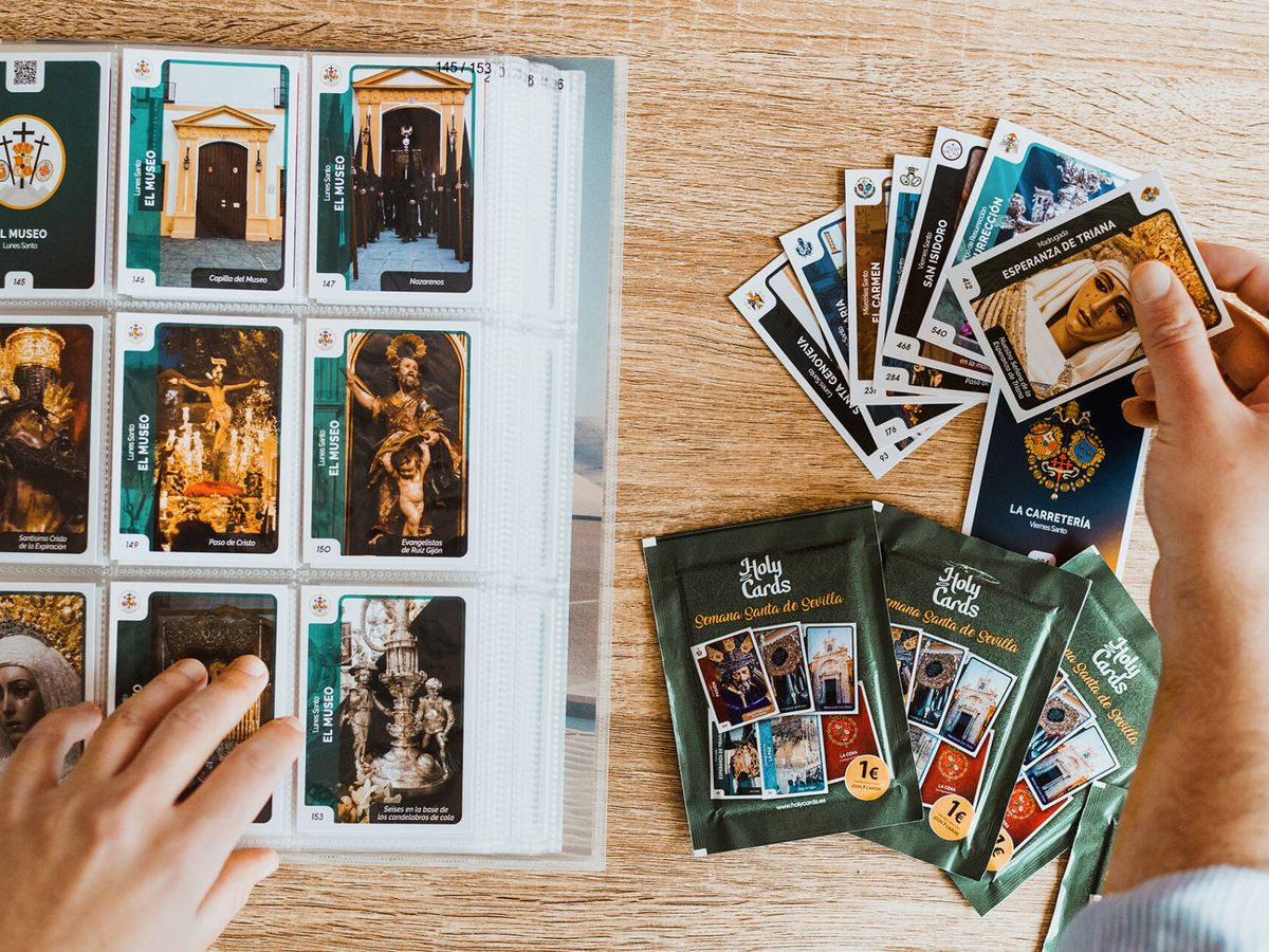 Foto: El album de Holy Cards junto con algunos sobres y las cartas que se intercambian. (Cedida/Holy Cards)