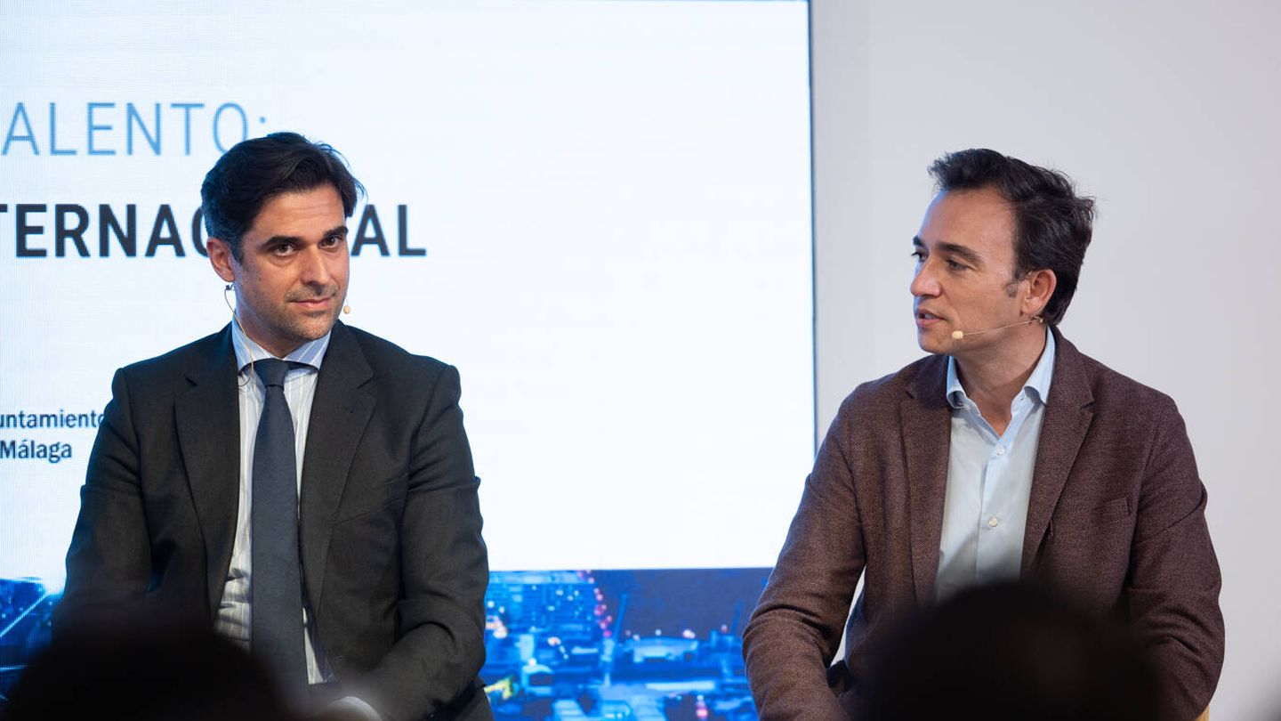 Iván Salguero, director de Selección de The Adecco Group en Andalucía, y José Almansa, presidente de la agrupación 'Nómadas Digitales Corporativos'.