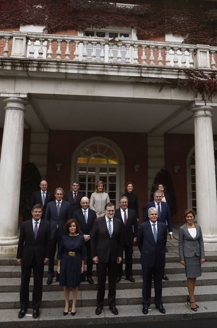 Foto de familia de los integrantes del nuevo Gobierno en el Palacio de La Moncloa. (EFE)