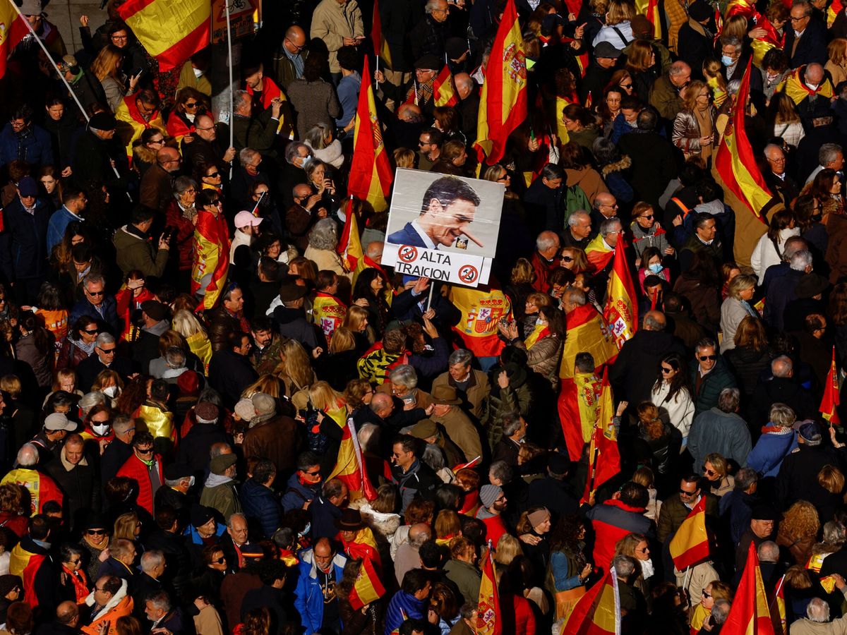 Foto: Miles de personas llenan Cibeles contra la política de Sánchez. (Reuters/Susana Vera)