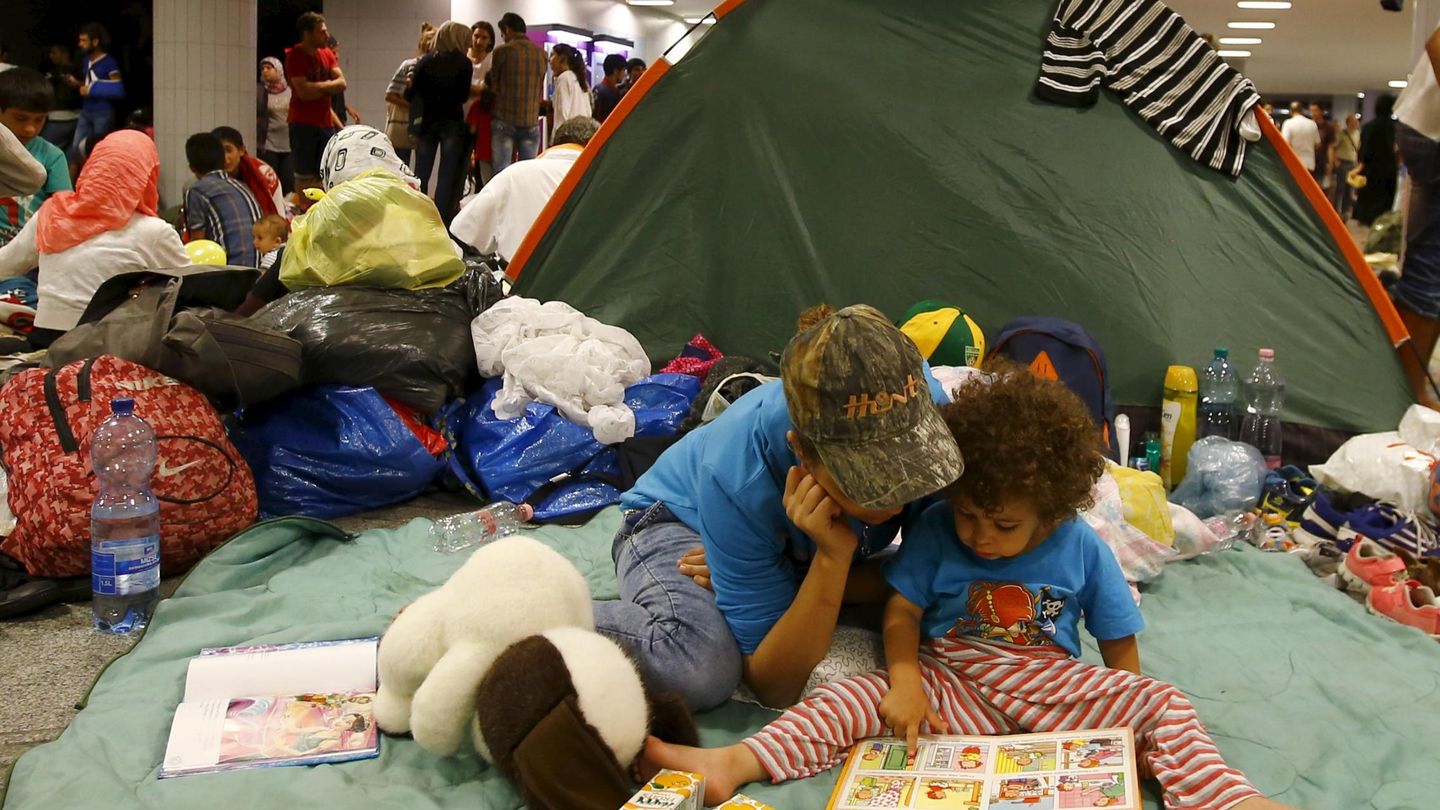 Jóvenes en un improvisado refugio para los inmigrantes sirios en la estación de Budapest (Reuters)