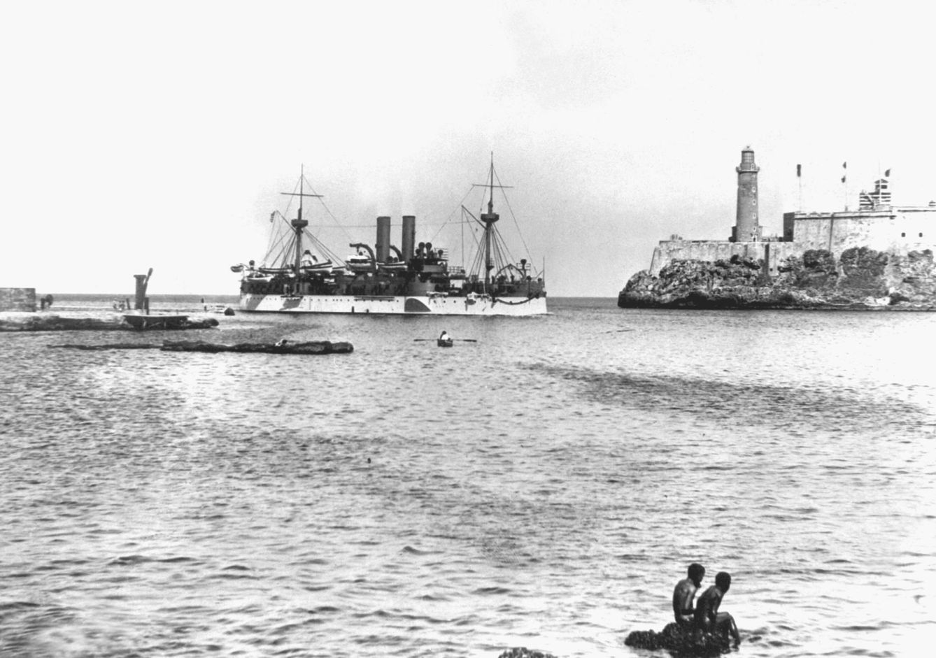 El USS Maine entrando en el Puerto de la Habana en enero de 1898.