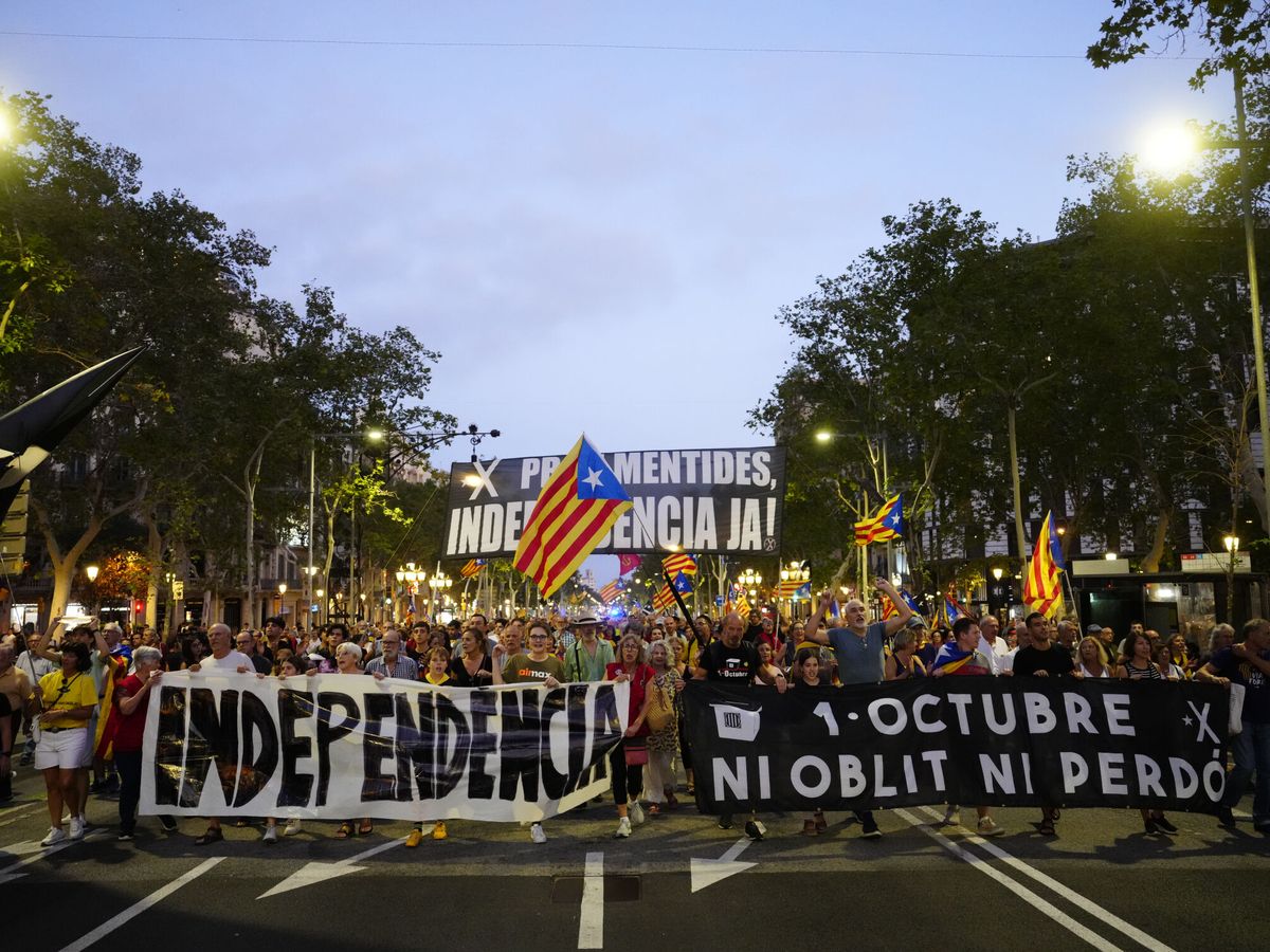 Foto: Manifestación por el sexto aniversario del referéndum del 1 de octubre. (EFE/Enric Fontcuberta)