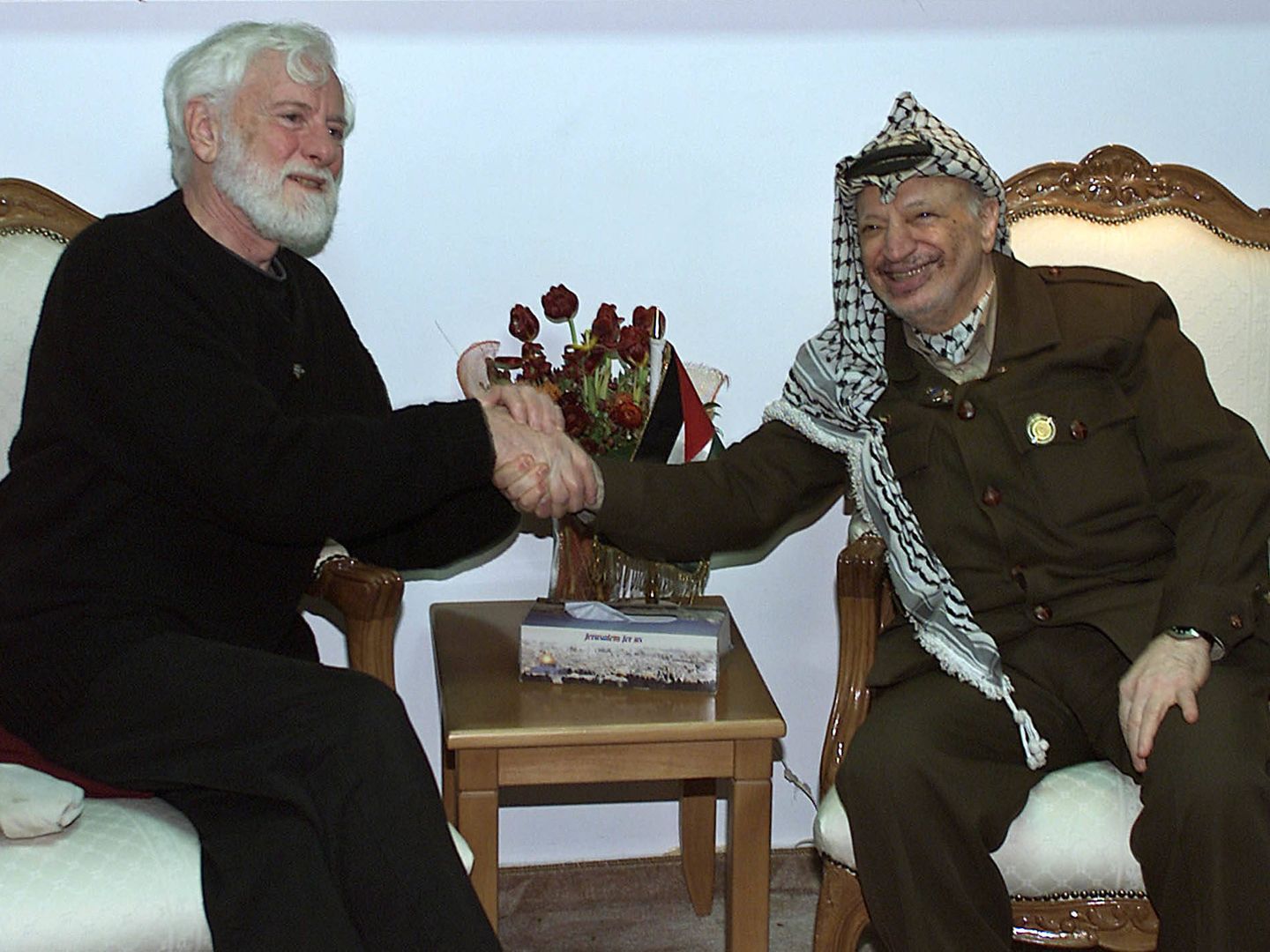 Uri Avnery durante un encuentro con Arafat en Ramallah (Cisjordania), en enero de 2002. (Reuters)  