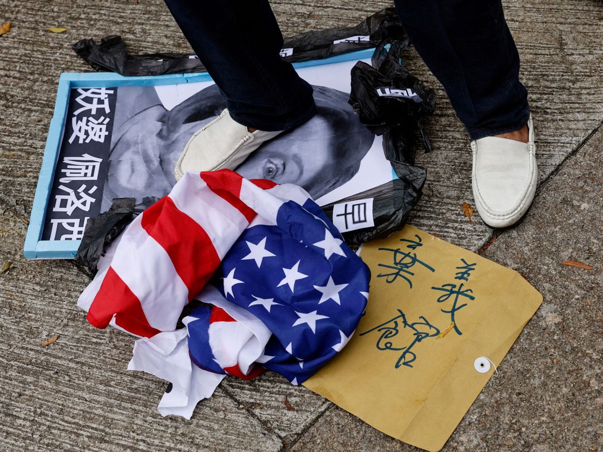 Foto: Protesta contra la visita a Taiwán de Nancy Pelosi frente al consulado de EEUU en Hong Kong, China. (Reuters/Tyrone Siu)