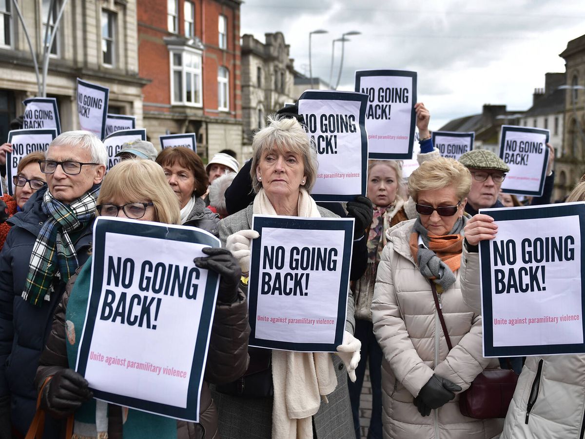 Foto: Protesta por el asesinato del agente John Caldwell en Omagh, Irlanda del Norte. (Getty/Charles McQuillan)