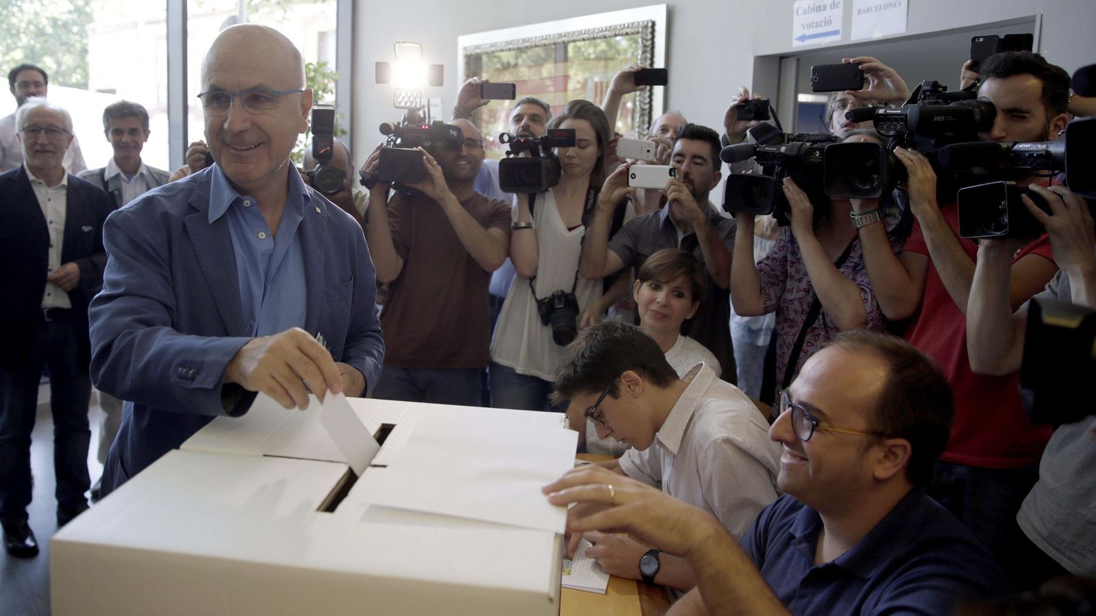 Foto: El presidente de Unió, Josep Antoni Duran Lleida, deposita su voto en el referéndum del partido. (EFE)