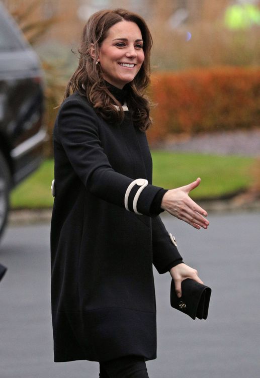 Kate Middleton con su abrigo de 725 euros en Birmingham. (Gtres)