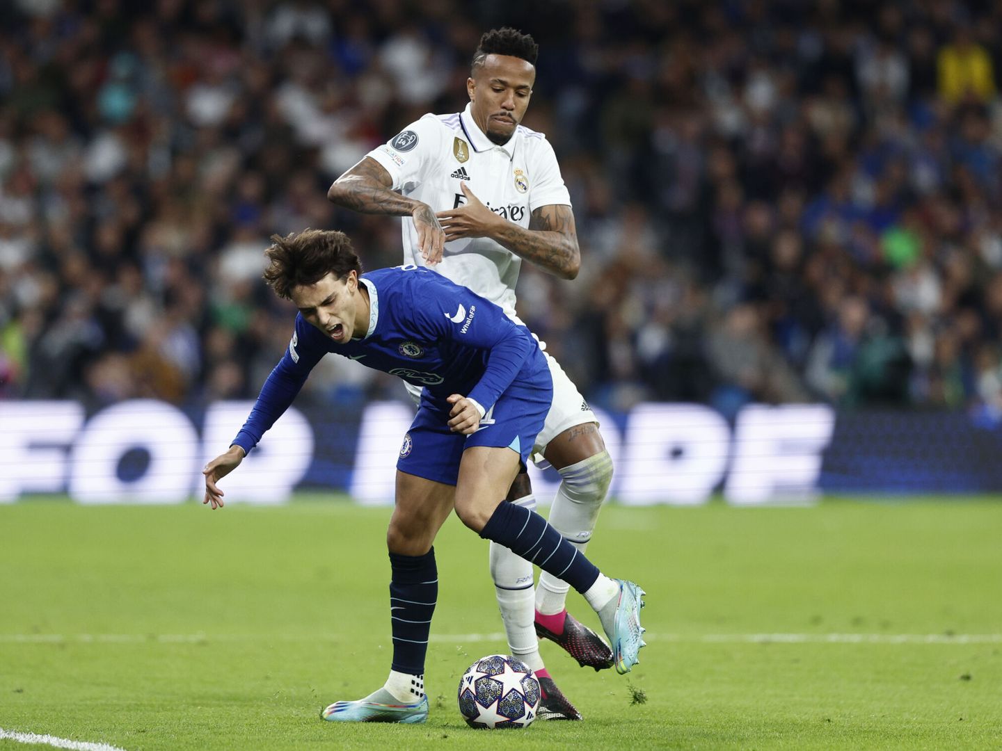 Militao arrebata un balón a Joao Félix en el partido contra el Chelsea en el Bernabéu